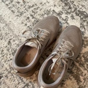 Brooks Revel 4.0 sneakers. In great condition!!! No odor, hardly worn.